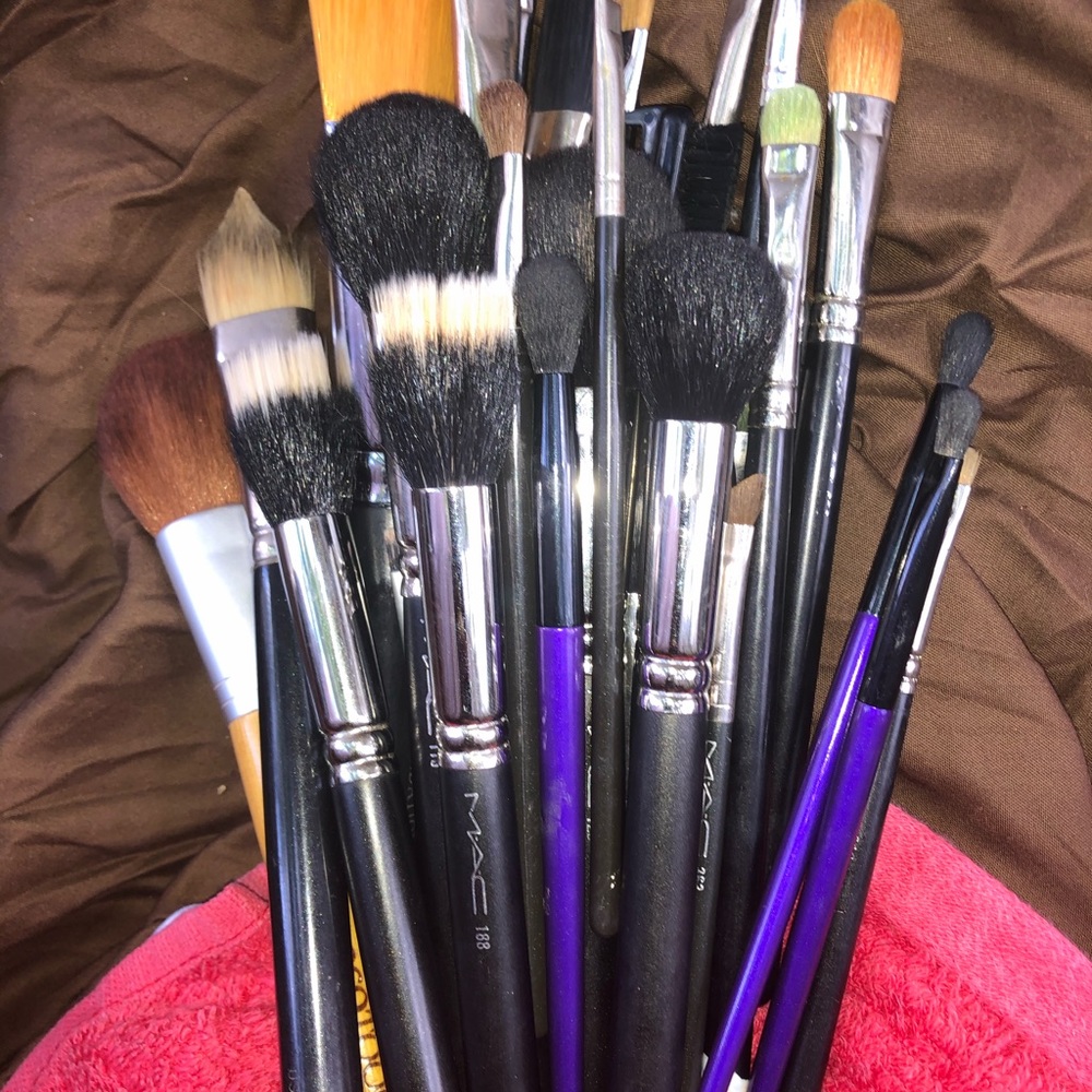 Everything must go $14 each auth mac brushes - Picture 8 of 10
